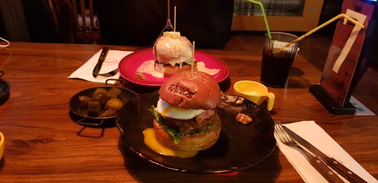 로봇이 서빙해주는 춘천맛집 수제버거집 라모스버거에 다녀왔어요