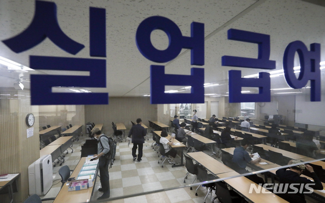 바닥난 '고용보험기금'...내년에 또 3조3215억원 '적자' 난다 바닥난 '고용보험기금'...내년에 또 3조3215억원 '적자' 난다