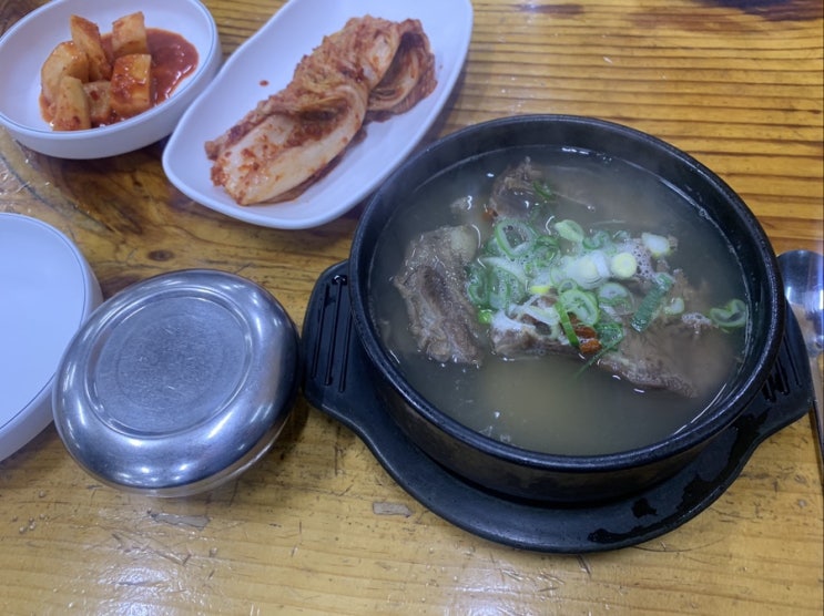  (경기/부천/약대동) 친구들이랑 갈비탕에 소주 한잔하러 약대동 경희궁에 가서 갈비탕에 소주 한잔했어요 (갈비탕, 겉절이 김치, 소주)