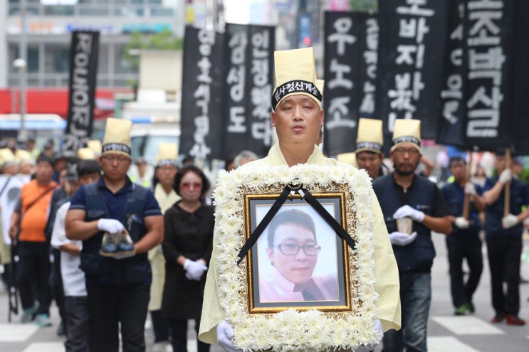 내 슬픔은 누구에게 등을 보이고 누구의 얼굴을 바라보나 내 슬픔은 누구에게 등을 보이고 누구의 얼굴을 바라보나
