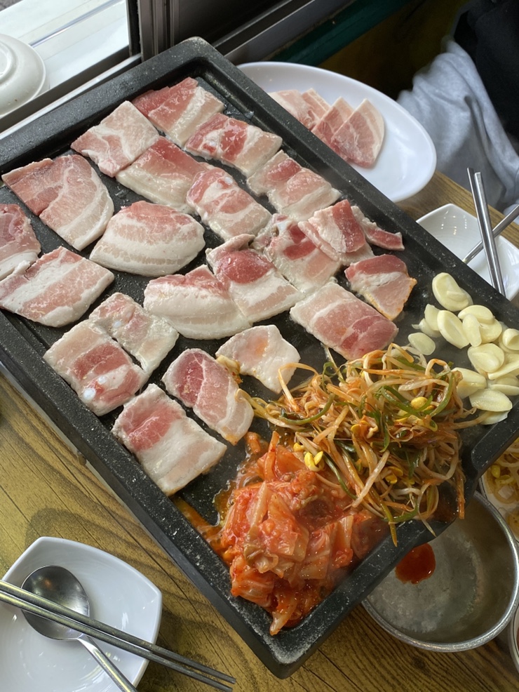  논현 냉동삼겹살, 영동원삼겹살에서 1인분 5,500원