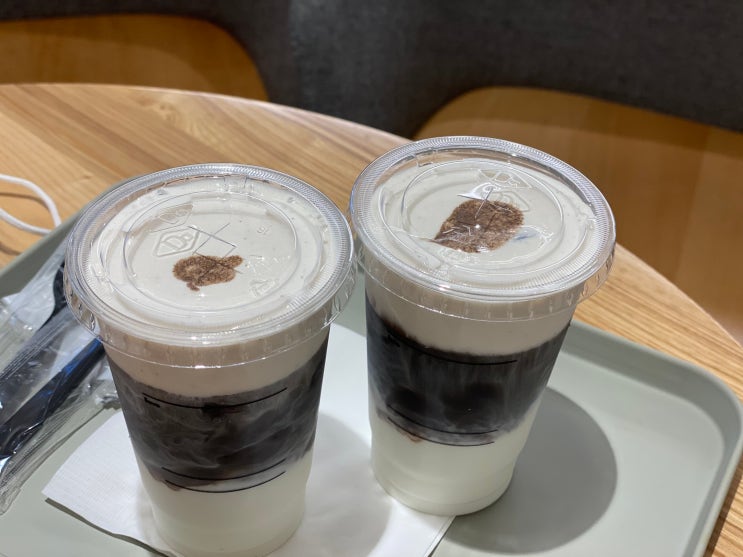  fave. 흑백 아인슈페너~ 세상에 맛있는 커피가 많구나