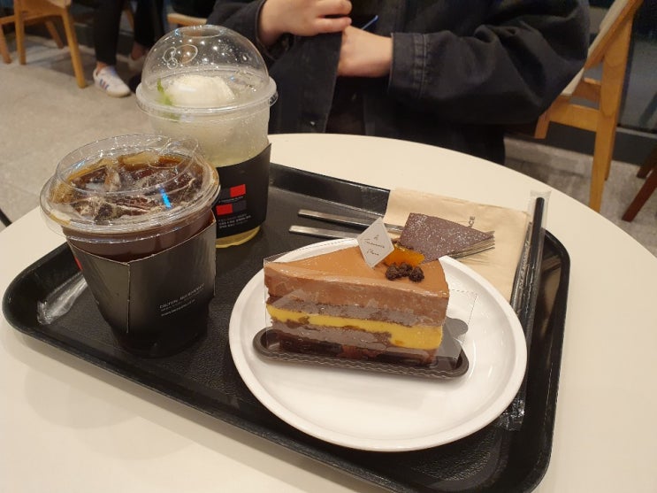  [투썸플레이스 케이크 추천] 가을 신메뉴인 투썸 초콜릿 애프리콧 무스 조각 케이크 맛본 후기!!