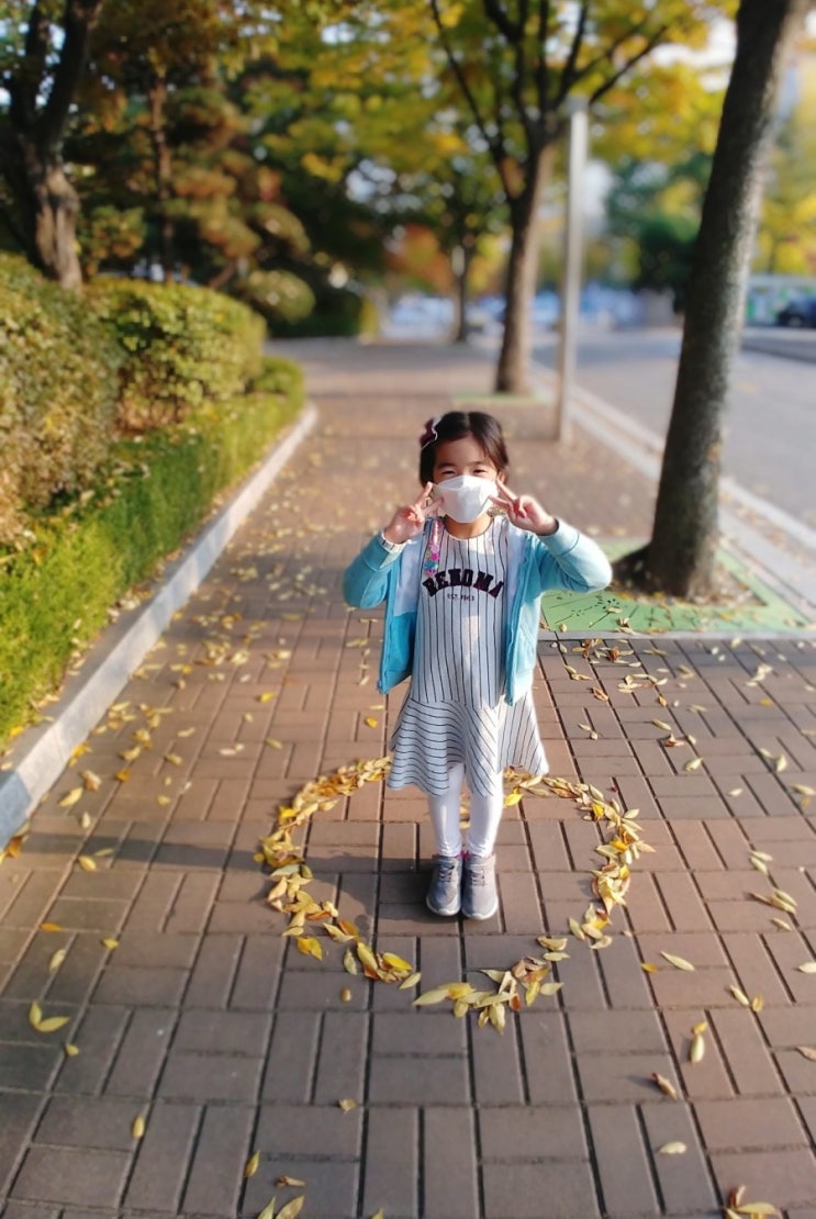  딸과 함께 즐거운 가을놀이, 낙엽하트 만들기.