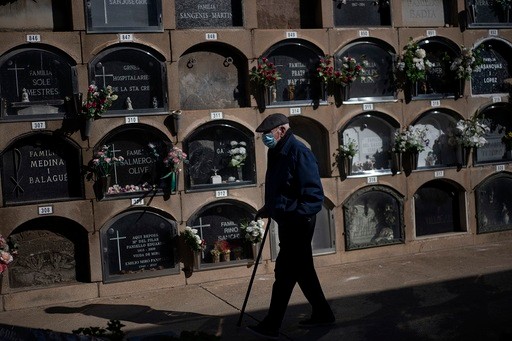 밀려드는 시신에 “인력 충원해달라”…스페인 장례식장 파업