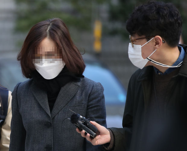 정경심 1년 재판, 끝까지 ‘표창장 공방’…法 “전문가가 웃을지도” 정경심 1년 재판, 끝까지 ‘표창장 공방’…法 “전문가가 웃을지도”