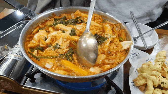  홍대 : 또보겠지떡볶이 붕붕허니비점 + 카카오X영국 콜라보