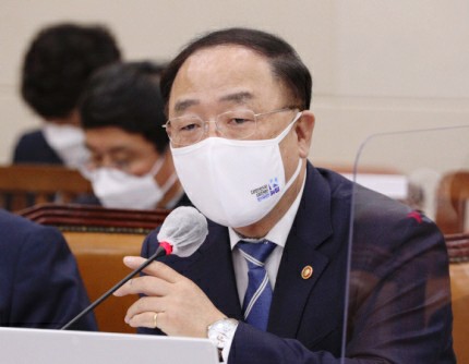  홍남기 “사의 표명…사직서 제출”… 文 “반려”