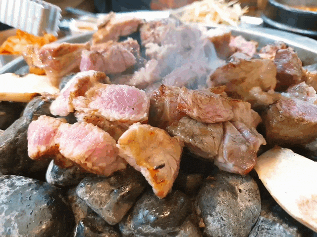  옥돌에 구워 먹는 홍대 고기 맛집 수정옥돌생소금구이 솔직후기