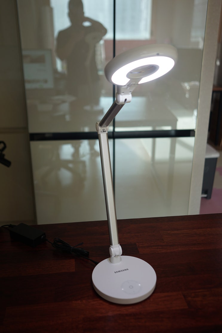  눈이 편안해지는 스탠드 삼성 LED 데스크 램프