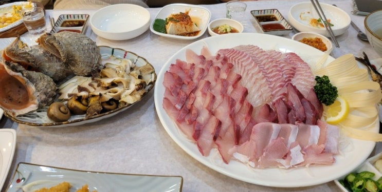  대전 중부수산에서 제철 방어회 먹었어요.