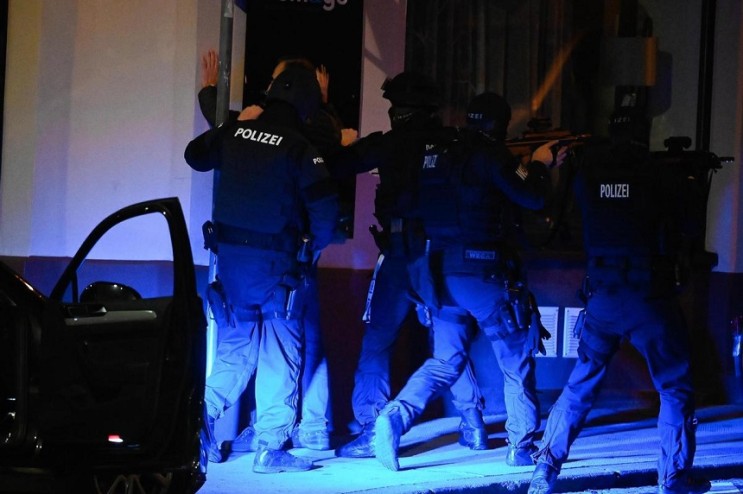 오스트리아 빈 총격 테러, 용의자 중 1명 IS