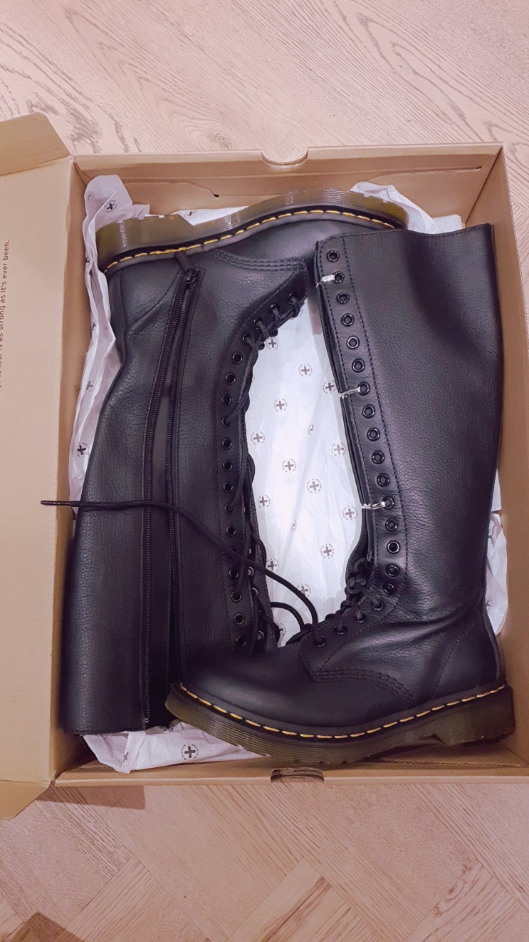  Dr Martens "닥터마틴 20홀 1B60 롱부츠" 선물 리뷰