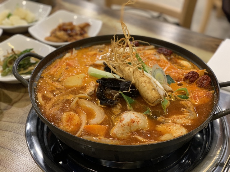  종각역 맛집 : 인삼이 통째로 들어간 닭볶음전골 인사동 되는집