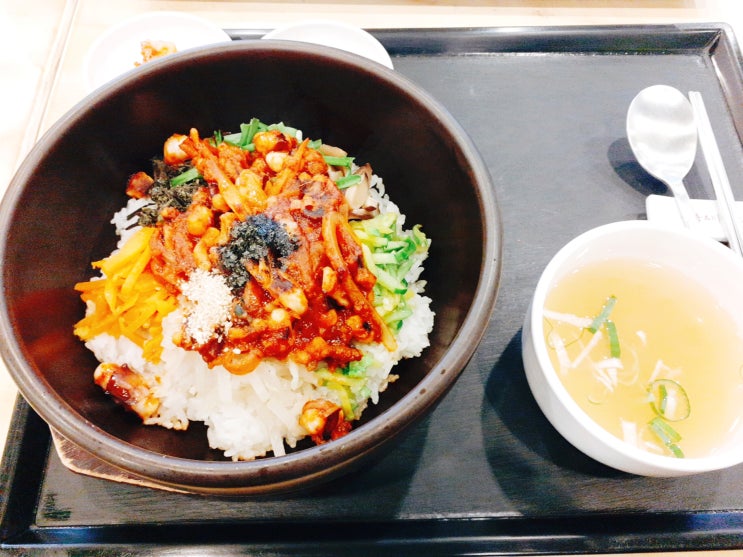 본 비빔밥 메뉴 중 '매콤낙지비빔밥' 한그릇 뚝딱!