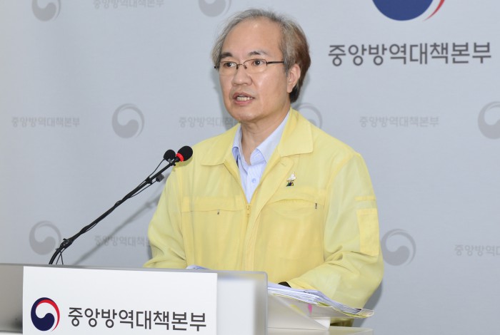 정부 “올해 안 치료제·백신 개발 기대”, 임상 시험 참여율은 처참