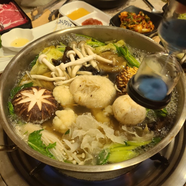  8가지 버섯이 나오는 산홍 샤브샤브 산홍하대점
