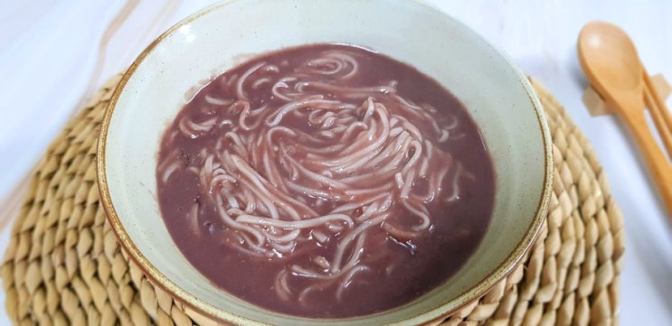  쌀소면으로 더 쉽고 맛있게 만드는 팥칼국수