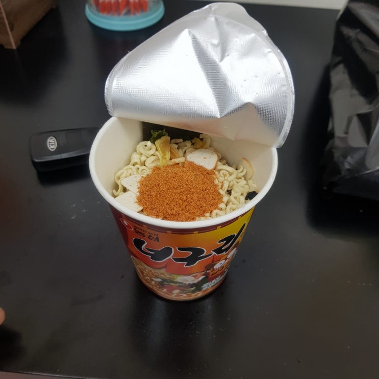  출출할땐 농심 너구리 컵라면 하나면 ok