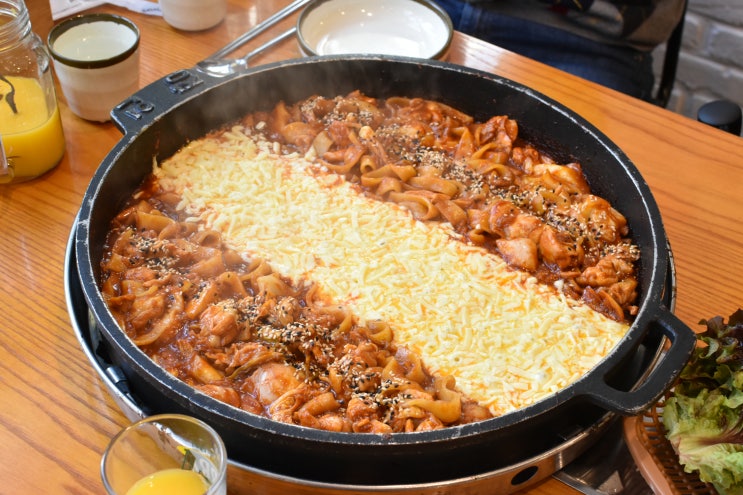  치즈가 듬뿍 홍대 닭갈비 맛집 - 홍대입구역 장인닭갈비 홍대점