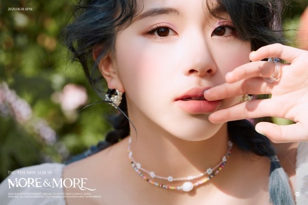 <b>트와이스 채영</b> 누드크로키 vs... 침화사, 나이와 <b>열애설</b>을 보며