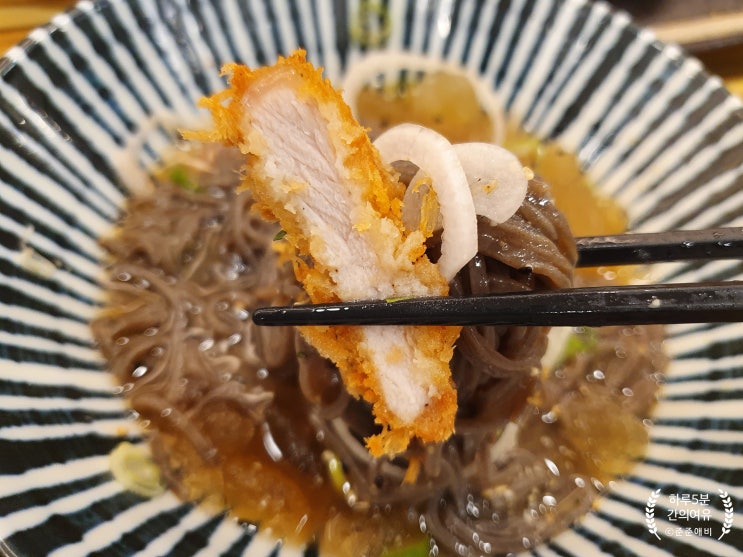  거제 지세포항에 위치한 쑝쑝돈까스. 골목식당 옆에 위치한 깔끔한 돈까스 집.