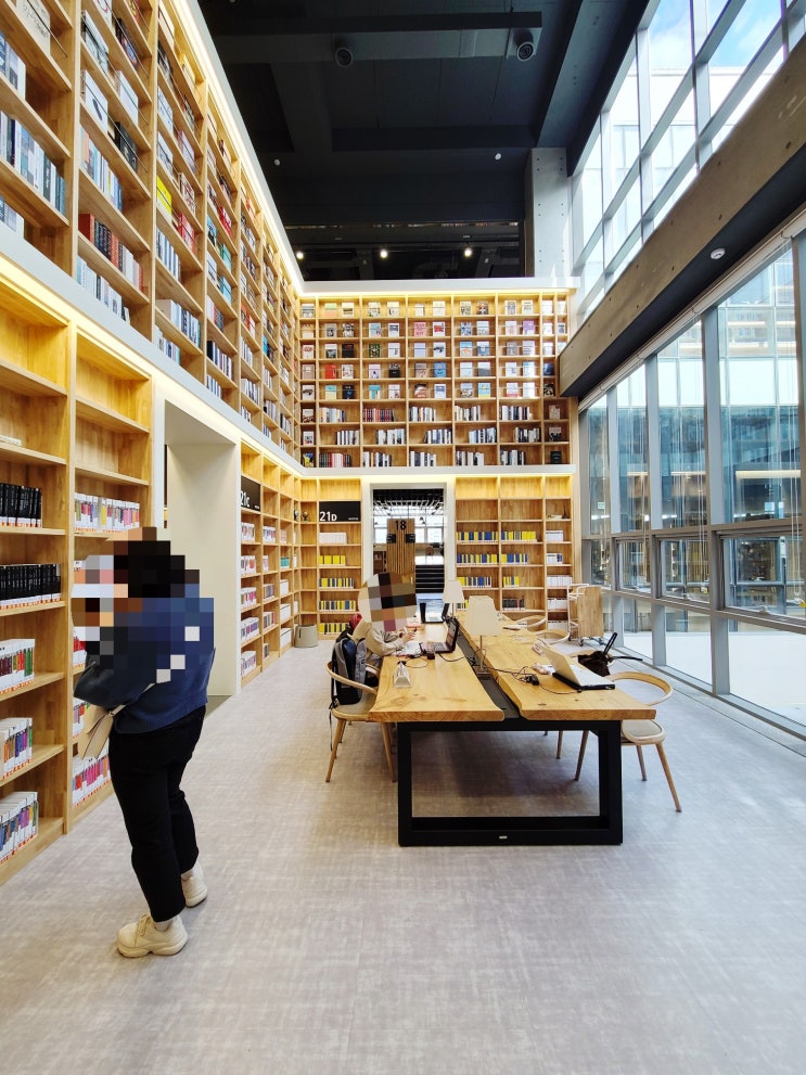 부산을 대표하는 국내 최대 규모의 21세기형 도서관 【덕포 부산도서관】 을 소개합니다.