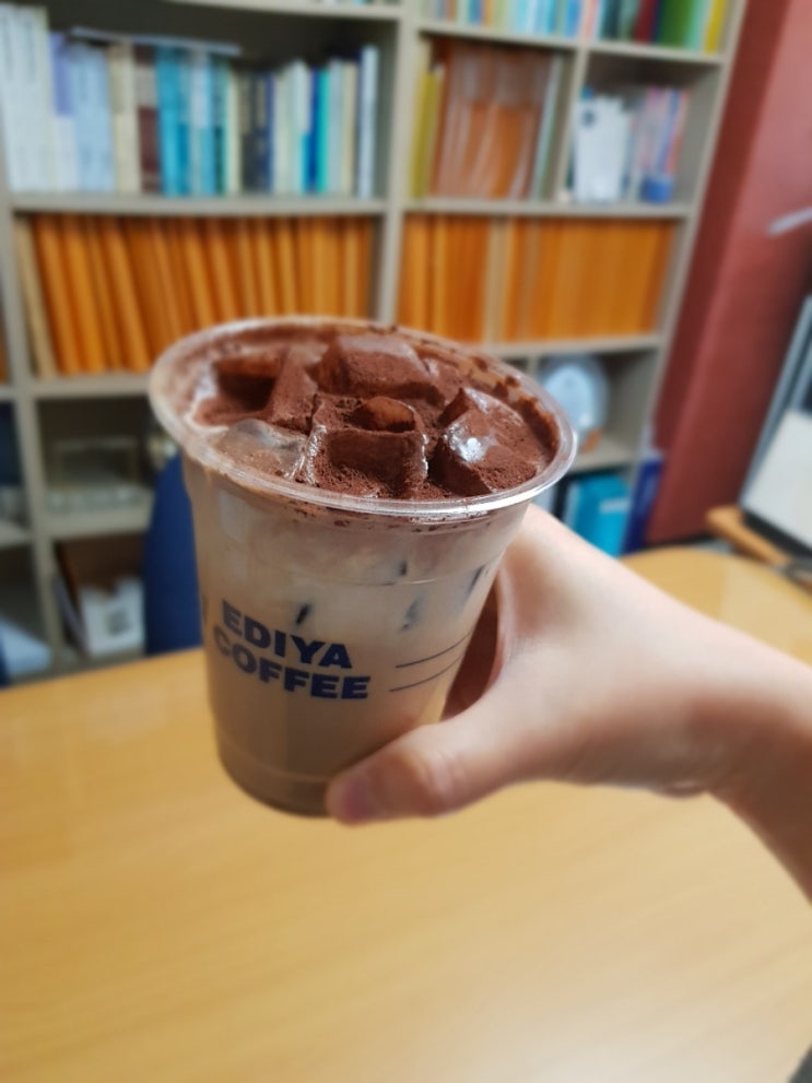  이디야 콜드브루티라미수 꿀맛인데!