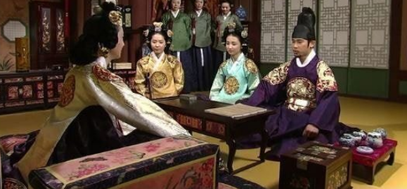 상궁나인들에게도 존댓말 썼다는 조선시대 왕비 상궁나인들에게도 존댓말 썼다는 조선시대 왕비