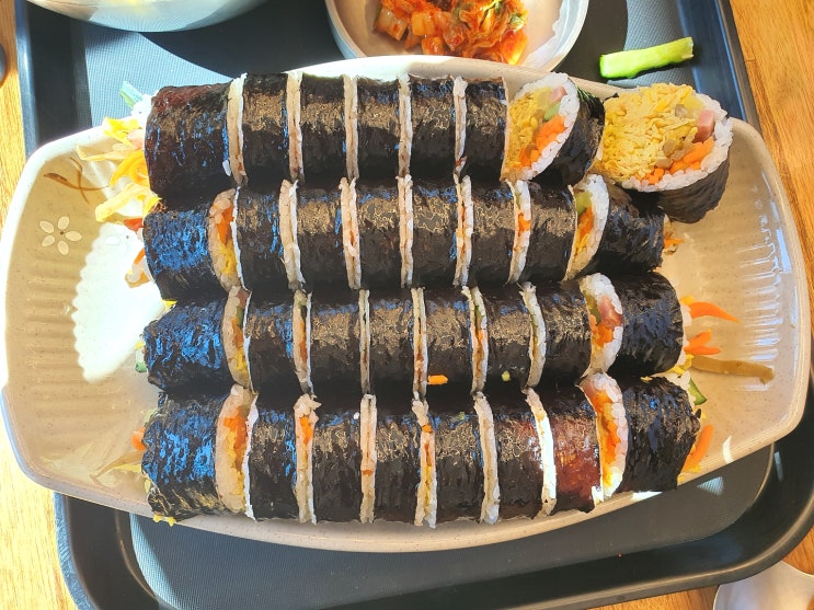 잘게 썬 계란이 김밥 속을 채운 경주 교리김밥 본점