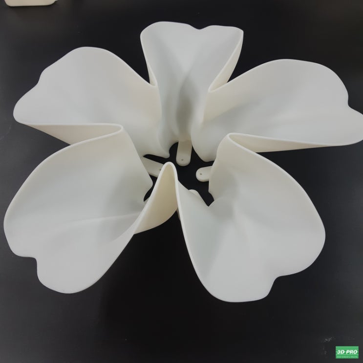 대형 출력물 꽃 모양 조명을 3D프린터로 출력하다 (SLA방식/ABS Like 레진소재) -쓰리디프로/3D프로/3DPRO