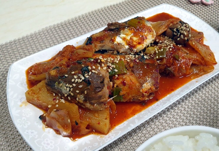  고등어 통조림으로 쉽게 만드는 "고등어 김치 조림"