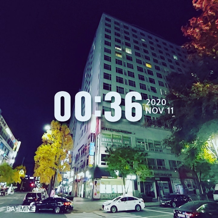  사무실에 들어왔는데, 자정이 넘었다.