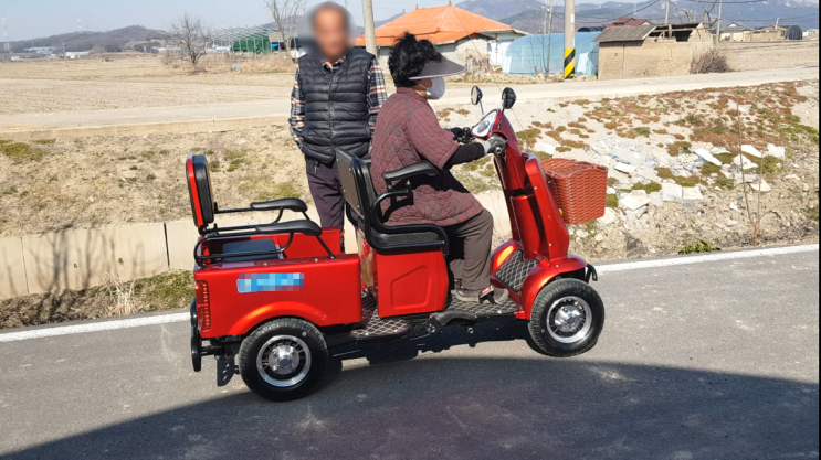  노인전동차는 노인이 타는 고급차라 했다 비웃지 마라 너도 타게될 날 멀지 않았다 노인전동차는 느릿느릿 늙어가는 인생의 멋을 싯고 가니 얼마나 좋은가 베가 노인전동스쿠터
