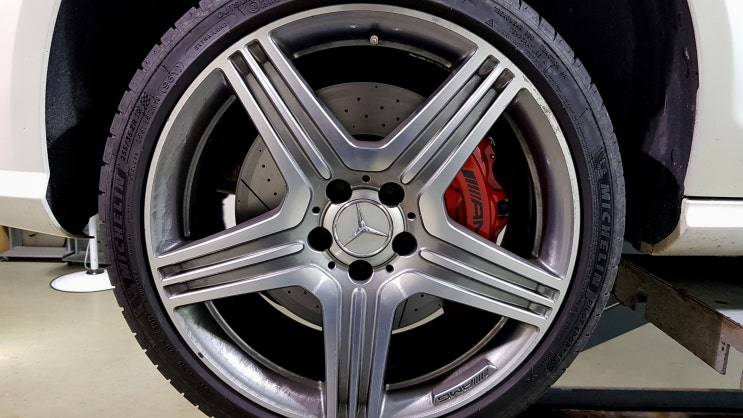 벤츠 CLS 63 AMG 브렘보 6P, 브레이크 패드 교환 후 소음 증가로 디스크 연마하고 캘리퍼 살펴보았습니다.