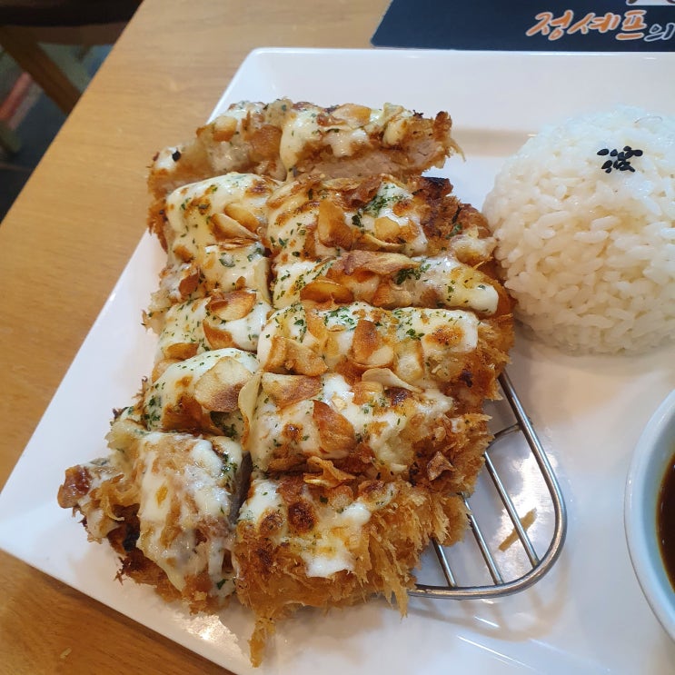  마늘 치즈 돈까스 너무 맛있네요!