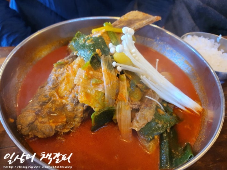  뜨끈하고 얼큰한 국물이 일품인 <육대장 안국점> 내돈내먹 후기