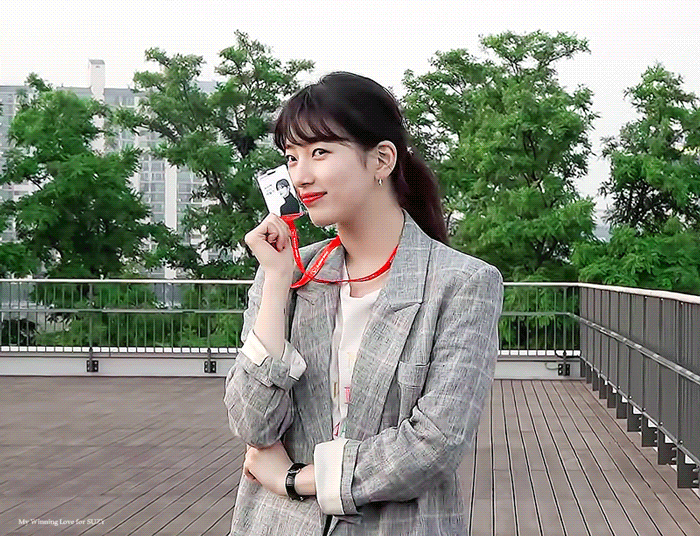  수지 사진찍는데 스탭 지나갈때