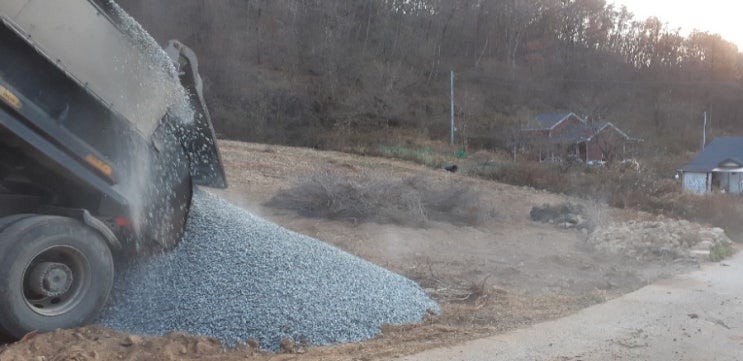 마당에 파쇄석 깔기