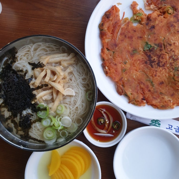 파주맛집 호수보며 먹는 국수와 김치전, 한국의 할슈타트 테라스커피&국수