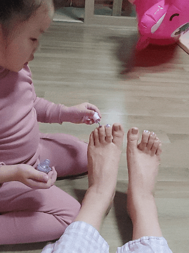 4살 딸래미 네일아트샵 안가도되요 엄마발 부탁해 내딸~