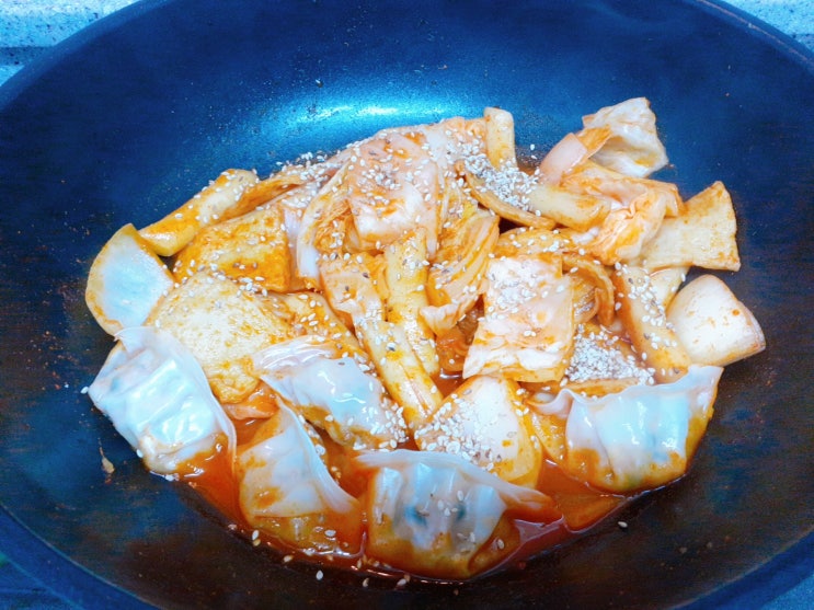  홍코너 떡볶이에 갖은 야채와 만두를 넣어 맛있게 만들자