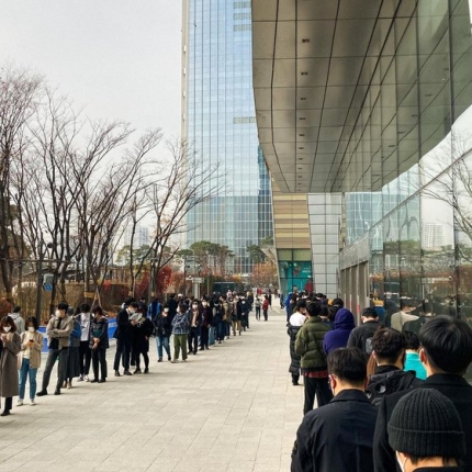 질샌더컬렉션 뭐길래 불매 *유니끌로앞 백여명 줄 세웠다 질샌더컬렉션 뭐길래 불매 *유니끌로앞 백여명 줄 세웠다