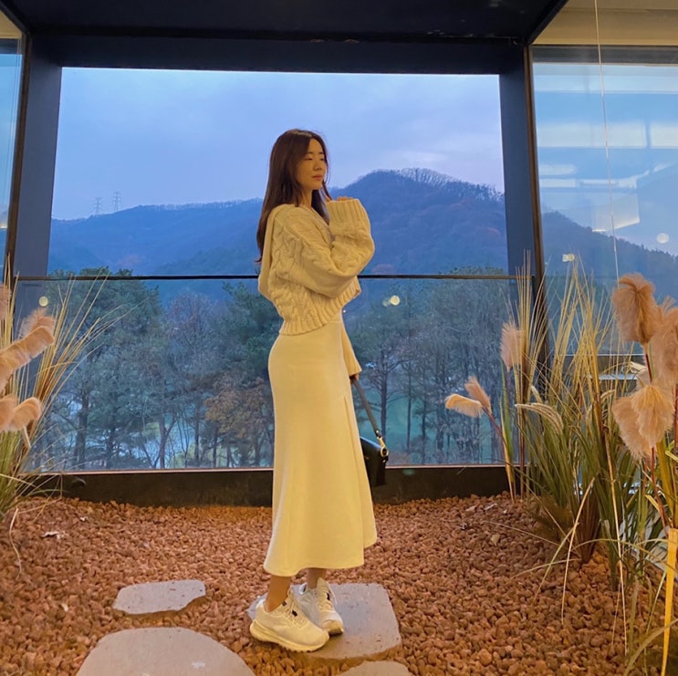  꽈배기 브이넥 크롭니트