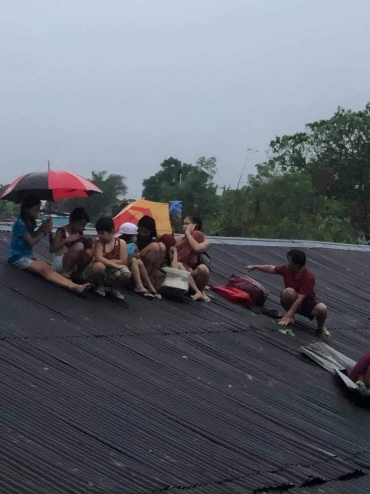 태풍때 지붕으로 대피한 사람들 탈출 너무 늦게 결정,대피권유했음