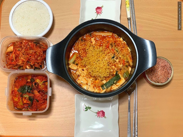  간편하고 중독성 강한 '순두부 열라면' 만들어 먹기