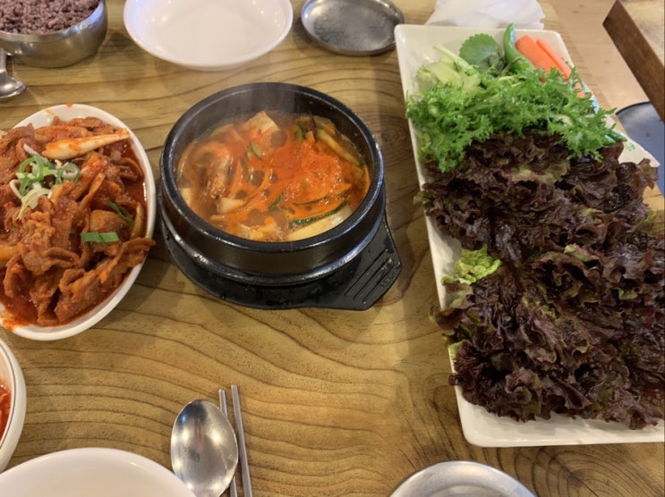  (서울/선릉) 금요일 점심에 동료들과 선릉역 근처 시골 빈대떡에서 점심 메뉴인 건강밥상 정식을 먹었어요~ (쌈 채소, 제육볶음, 된장찌개, 야채 말이, 밥)