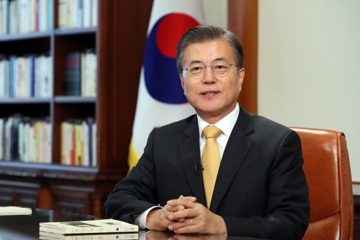 文대통령, 日총리와의 첫 대면에서 "특히 반갑습니다"