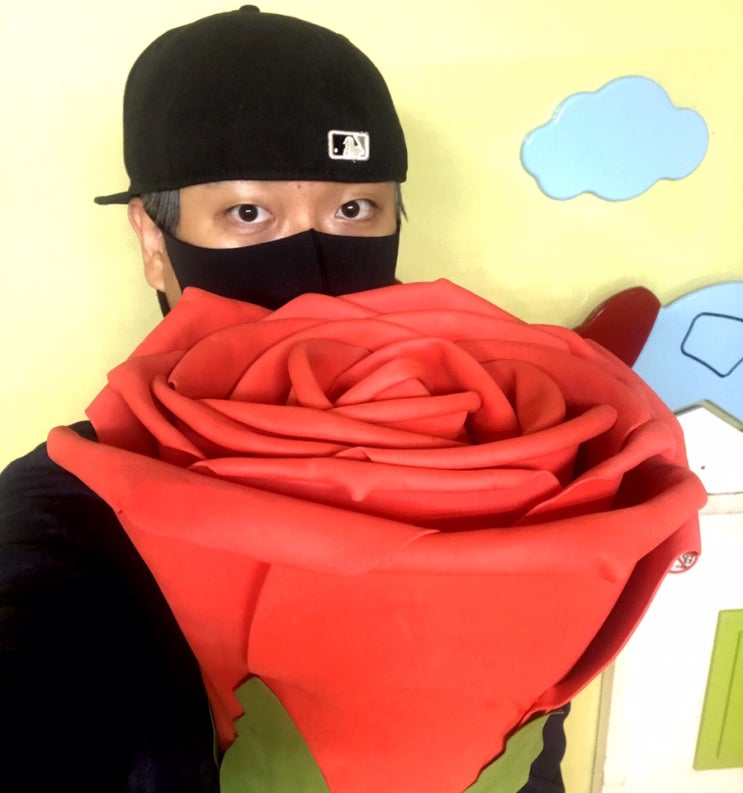 꽃을 든 남자 - flower bomber 꽃을 든 남자 - flower bomber