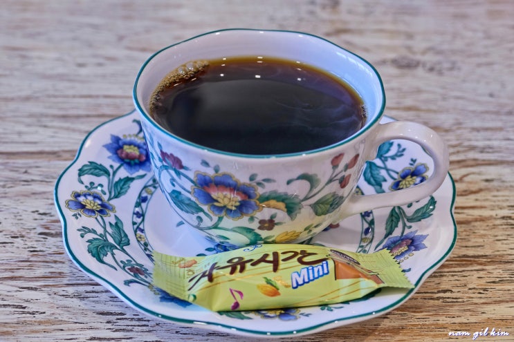 디저트로 즐기는 달콤한 쵸콜릿과 향 좋은 커피한 잔